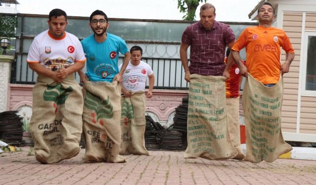 Engelleri mutlu olarak aşıyorlar