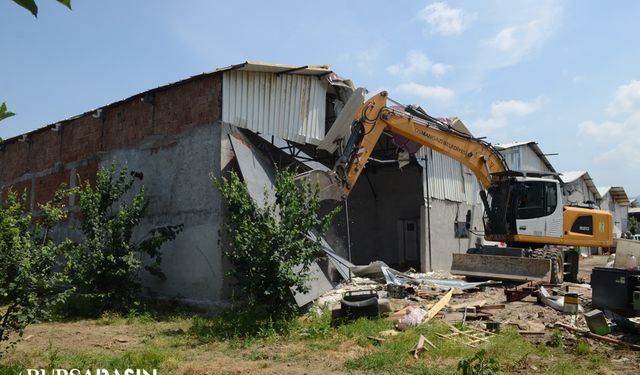 Osmangazi'de Meyve bahçesindeki kaçak işyeri yıkıldı