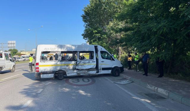 Bursa'da işçi servisi ile otomobilin çarpıştığı kazada 1 kişi öldü, 9 kişi yaralandı