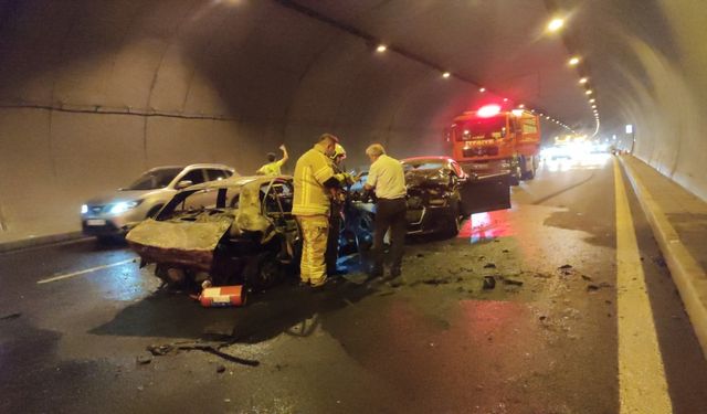 Bursa'da otoyol tünelinde bir aracın çarptığı otomobil alev aldı