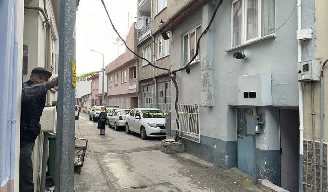 Bursa'da üvey babasını ve annesini bıçaklayan saldırgan kendisini yaraladı