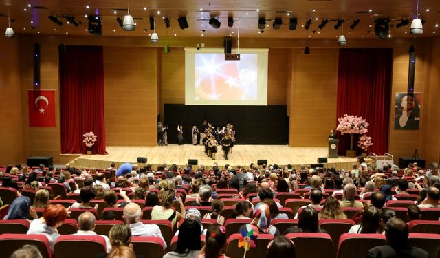 Edirne Belediyesi Halk Oyunları Topluluğu gösteri yaptı