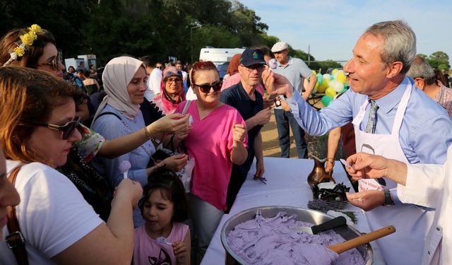 Edirne'de lavanta tarlasını ziyaret edenlere, lavantalı Osmanlı helvası ikramında bulunuldu