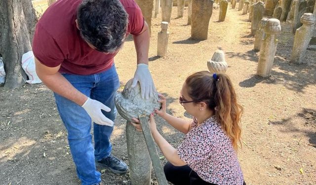 Edirne'deki Gazi Mihal Camisi haziresinde bulunan mezar taşları aslına uygun onarıldı