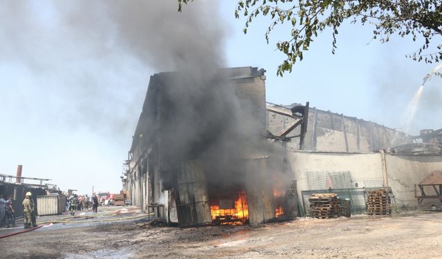 Bursa'da boya kimyasalları fabrikasında çıkan yangın kontrol altına alındı