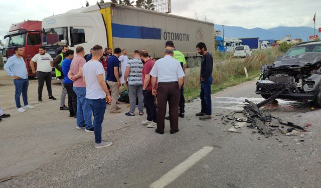 Orhangazi'de tıra çarpan cipin sürücüsü yaralandı