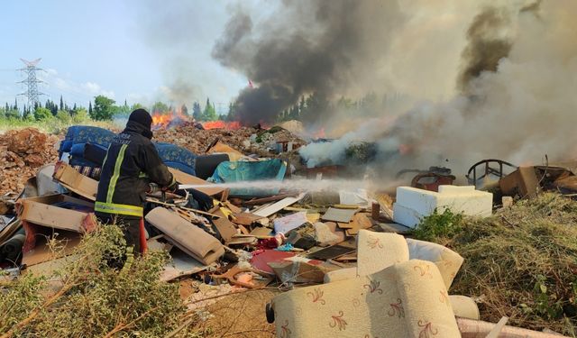 Orhangazi'deki otokros pisti sahasına dökülen atıklar alev aldı