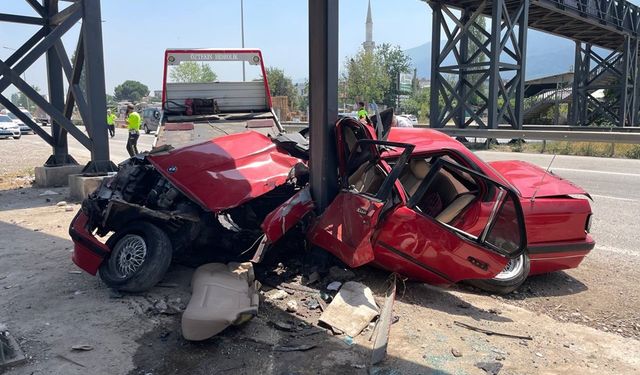 Yıldırım'da üst geçidin ayaklarına çarpan otomobildeki 2 kişi yaralandı