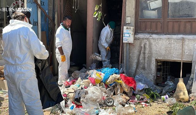 Osmangazi'de tonlarca çöpün bulunduğu evde temizleme çalışması başlatıldı