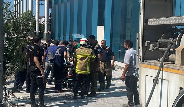 Bursa'da Bina Yıkımında Devrilen İş Makinesinin Operatörü Yaralandı