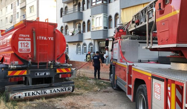 Bursa'da 5 katlı binanın çatı katında çıkan yangın söndürüldü