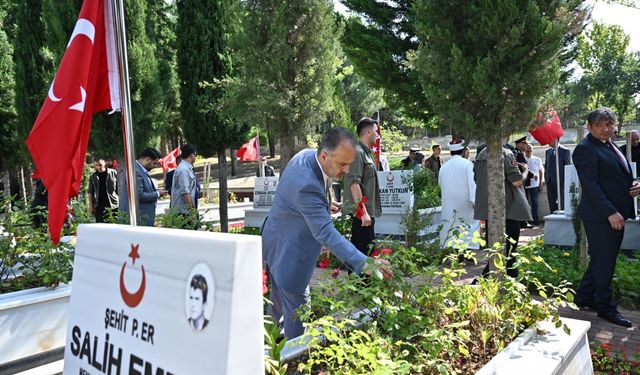 Bursa'da şehitliklerde anma programı düzenlendi