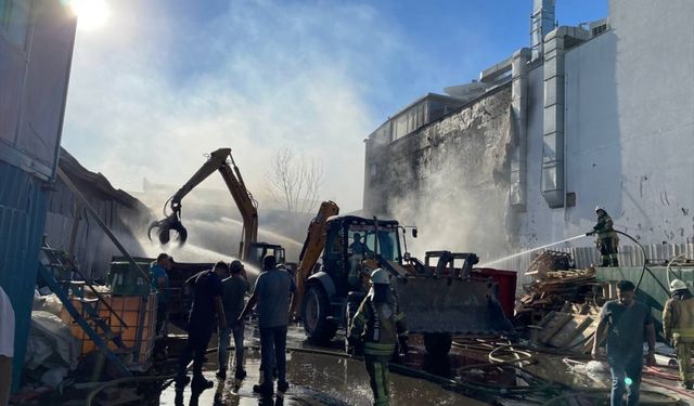 Esenyurt'ta geri dönüşüm deposunda çıkan yangın söndürüldü