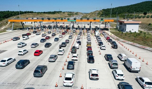 İstanbul-İzmir Otoyolu'nda tatilciler dönüş yolunda yoğunluk oluşturdu