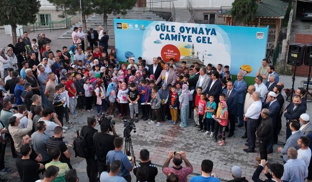 Çocuklar Konya'da 'güle oynaya camiye' gitti