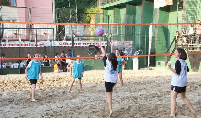 Gölcük'te plaj voleybolu başlıyor