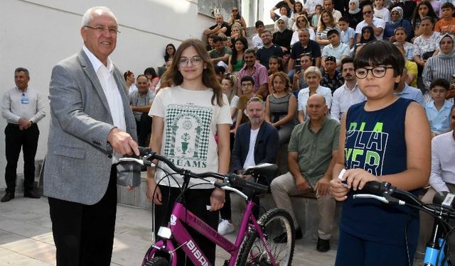 İzmir Karabağlar'da başarılı öğrencilere bisiklet