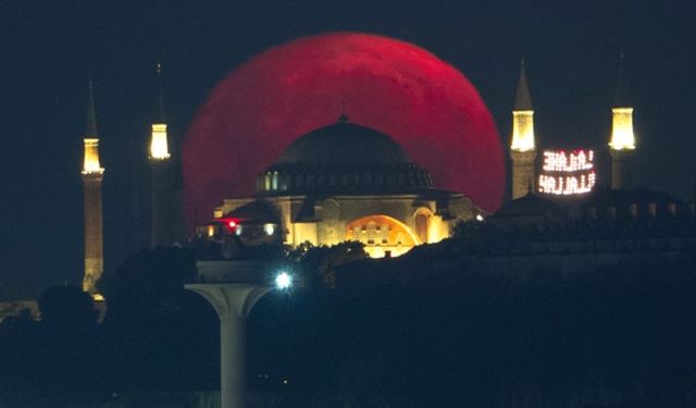 İstanbul'da dolunay, Ayasofya-i Kebir Cami-i ile görüntülendi