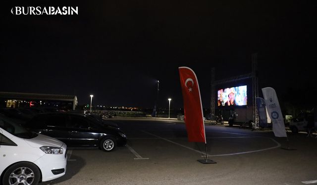 Büyükşehir Belediyesi, vatandaşlara yıldızların altında sinema keyfi yaşatıyor