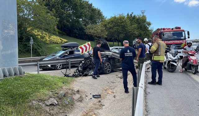 Ataşehir'de bariyere çarpan cipteki bir kişi yaralandı