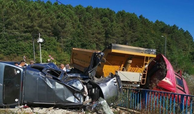 Beykoz'da hafif ticari aracın hafriyat tırıyla çarpıştığı kazada sürücüler yaralandı