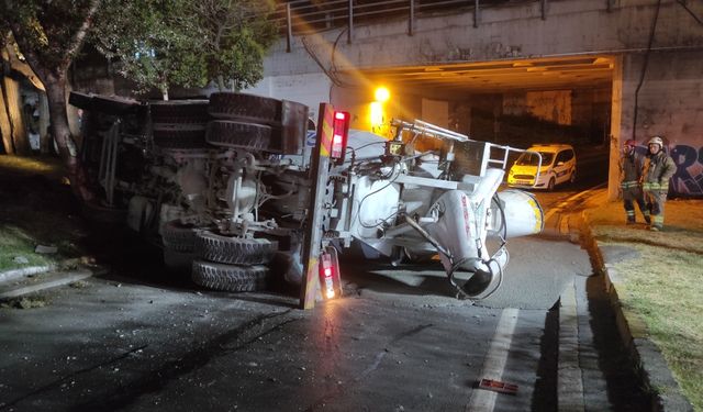 Beyoğlu'nda virajı alamayan beton mikseri devrildi