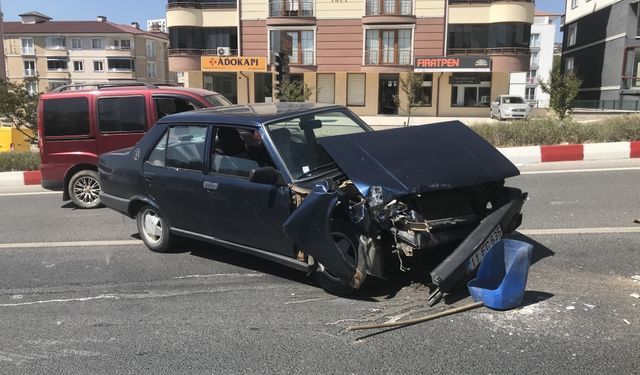 Bilecik'te iş makinesi ile otomobil çarpıştı, 1 yaralı