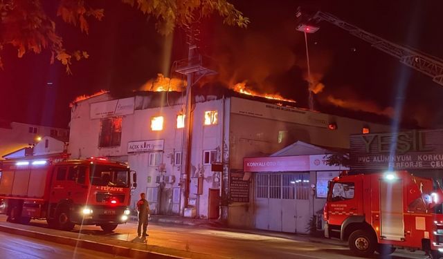 Bursa'da ahşap kapı fabrikasında çıkan yangına müdahale ediliyor