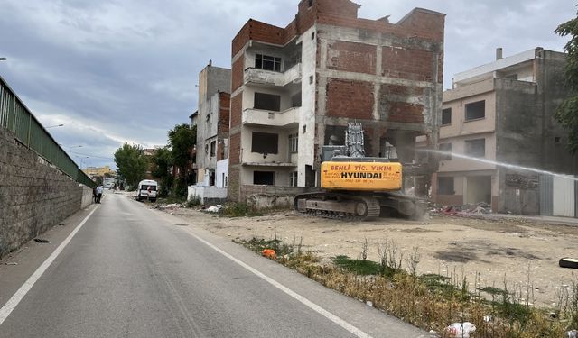 Bursa'da riskli binaların yıkımı devam ediyor