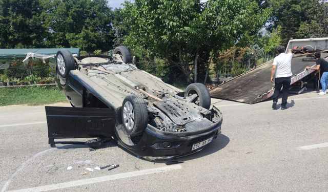 Bursa’da takla atarak karşı şeride geçen otomobil 1’i çocuk 3 kişi yaralandı