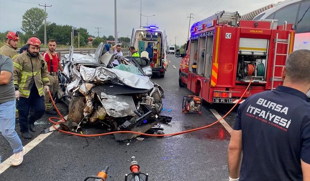 Bursa'da tıra arkadan çarpan otomobildeki 1 kişi öldü, 3 kişi yaralandı