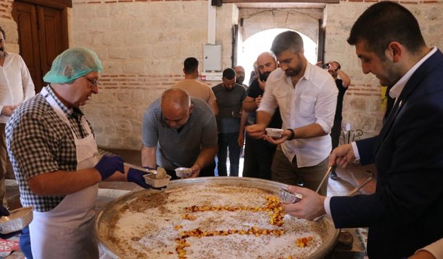 Edirne'de "Aşçı Yahya Baba"nın mutfağında pişirilen aşure dağıtıldı