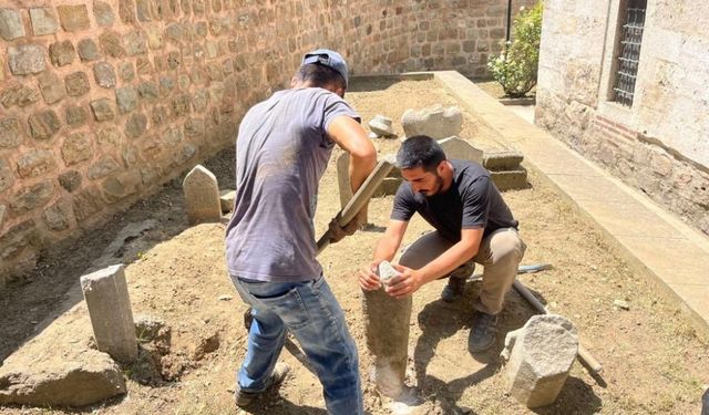 Edirne'de cami hazirelerinin aslına uygun onarımları sürüyor