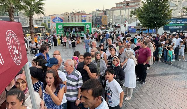 Gaziosmanpaşa'da muharrem ayı nedeniyle 3 bin aşure dağıtıldı