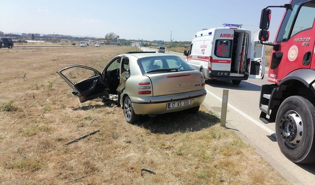 Gelibolu'da çarpışan hafif ticari araç ile otomobilin sürücüleri yaralandı