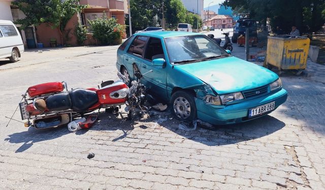 Gölpazarı'nda otomobile çarpan motosikletin sürücüsü yaralandı