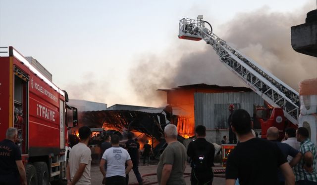 Kocaeli'de atık kağıt deposunda çıkan yangın söndürüldü