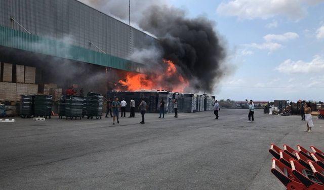 Kocaeli'de zincir marketin deposundaki yangın kontrol altına alındı