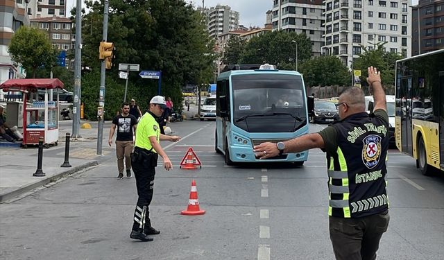 Kadıköy'de trafik kurallarını ihlal eden 5 minibüs sürücüsüne para cezası