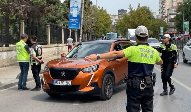 Kadıköy'de yayalara yol vermeyen sürücülere ceza kesildi