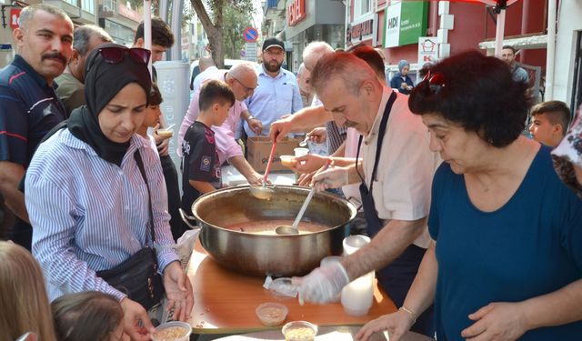 Karamürsel'de vatandaşlara aşure ikram edildi