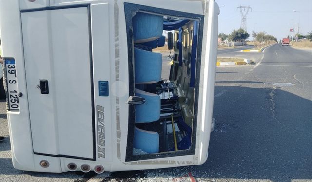 Kırklareli'nde hafif ticari araç ile minibüs çarpıştı, 3 kişi yaralandı