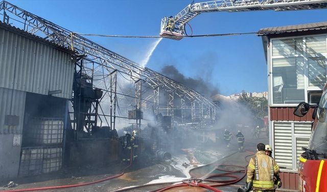 Kocaeli'de boya fabrikasında çıkan yangına müdahale ediliyor