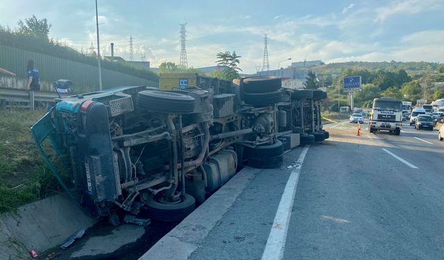 Kocaeli'de devrilen tırın sürücüsü yaşamını yitirdi