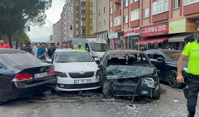 Kocaeli'de zincirleme trafik kazasında 2 kişi yaralandı