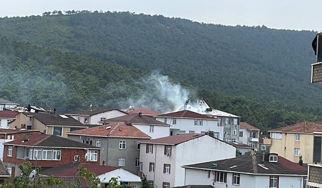 Sultanbeyli'de binanın çatısında çıkan yangın söndürüldü