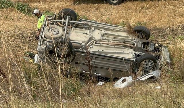 Tekirdağ'da devrilen araçtaki çocuk öldü, annesi ve babası yaralandı