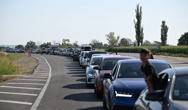 Yunanistan'daki yangınlar nedeniyle dün trafiğe kapatılan İpsala Sınır Kapısı'nda geçişler kontrollü başladı