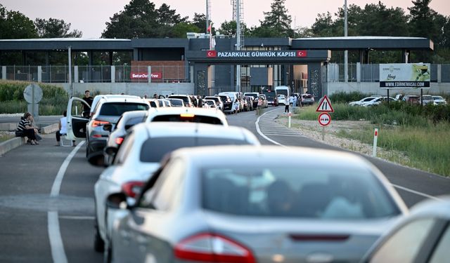 Yunanistan'daki yangınlar nedeniyle İpsala'dan geçemeyenler Pazarkule'ye yöneldi