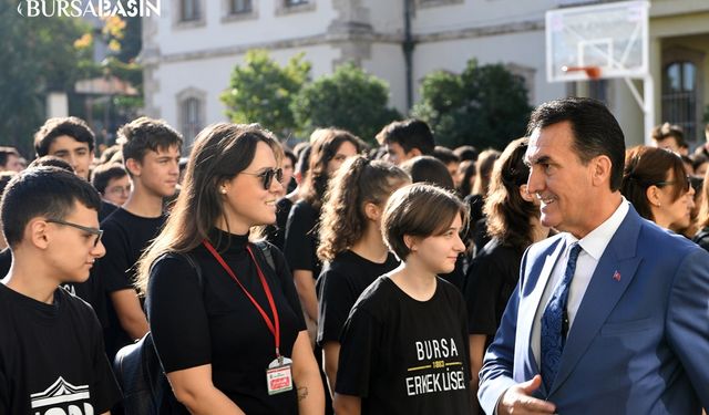 Dündar, Bursa Erkek Lisesi’nde öğrencilerle buluştu